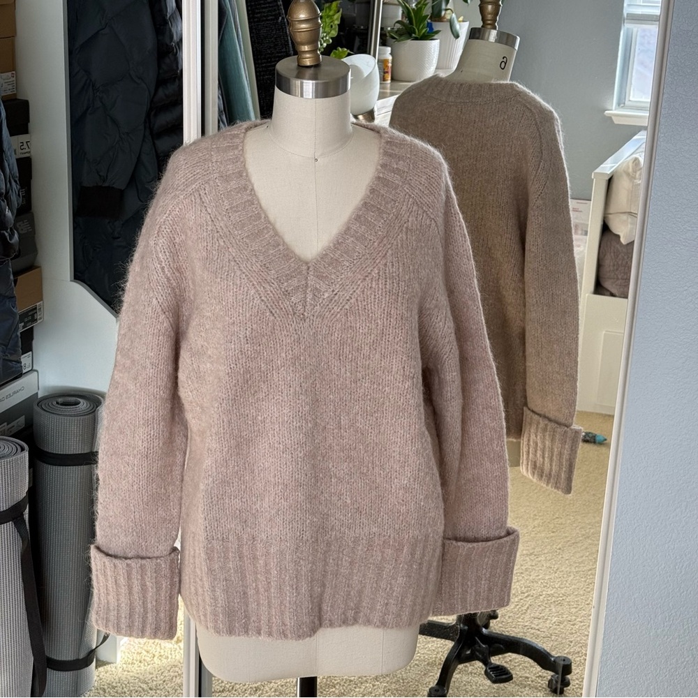 NWT Banana Republic Fluffy Relaxed Stone Sweater Size: S - Picture 3 of 8
